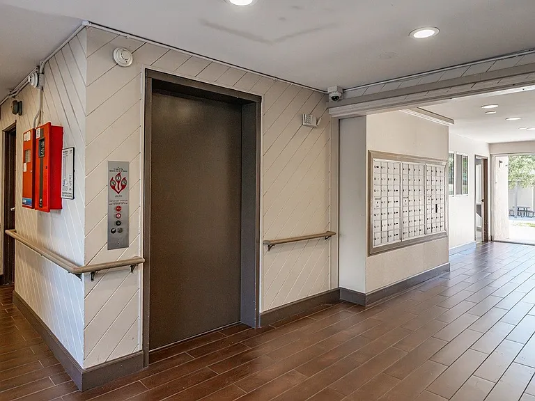 Oak Park Apartments — Photo 14