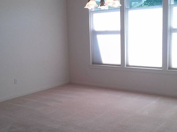 4th image of 920 SE Creekside Dr