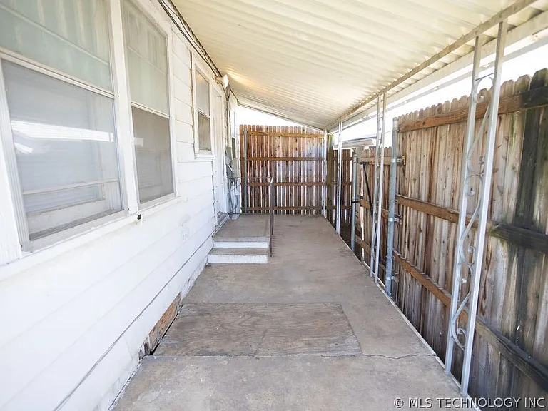 1147 S Florence Ave — Photo 56