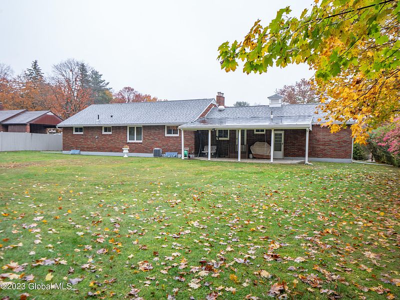 3rd image of 15 Bigwood Road