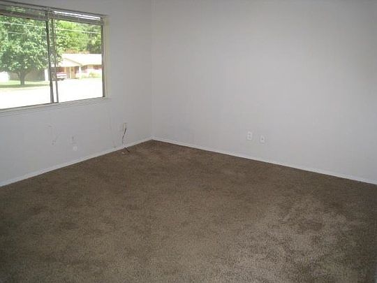 5th image of 705 N Lane Wells Dr