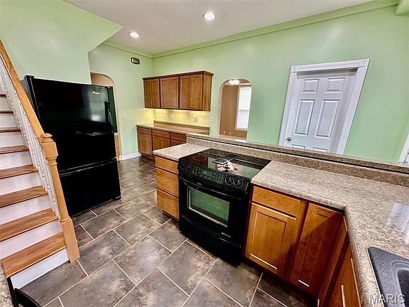 4th image of 827 Ann St
