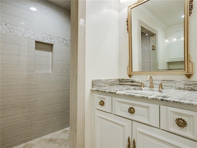 Hall Roll-in Shower & Vanity