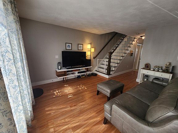 3rd image of 17 Hymer St #17