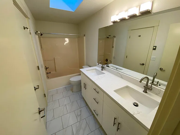 Upstairs full bathroom