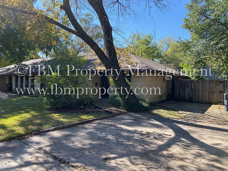 Coming Soon - 202 N 23 1/2 St - Cozy 2 Bedroom, 1 Bathroom With Fenced Yard in Corsicana TX! — Photo 2