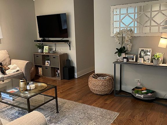3rd image of 3242 N Lakewood Ave #1