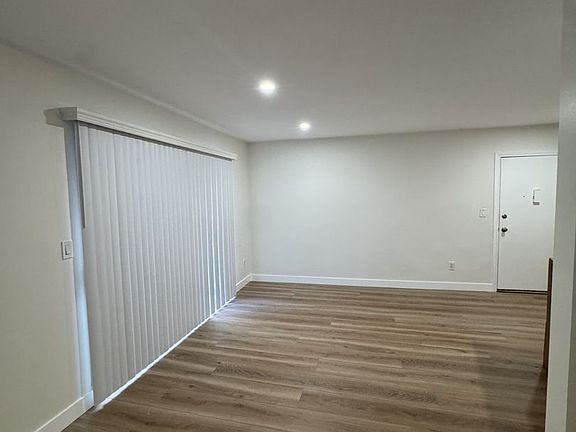 3rd image of 5030 Whitsett Ave APT 4