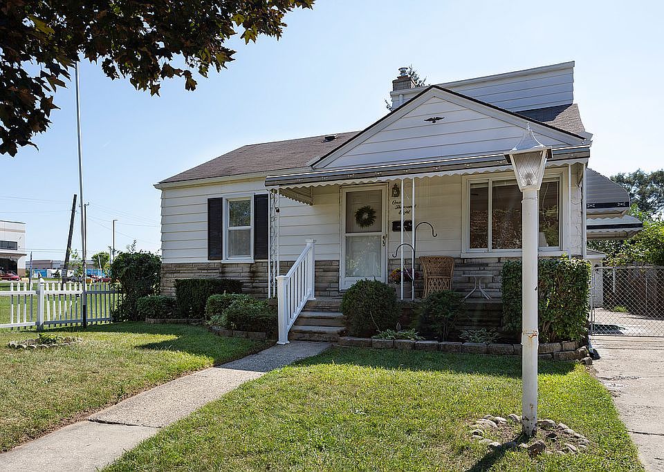 1st image of 1008 E Brickley Ave