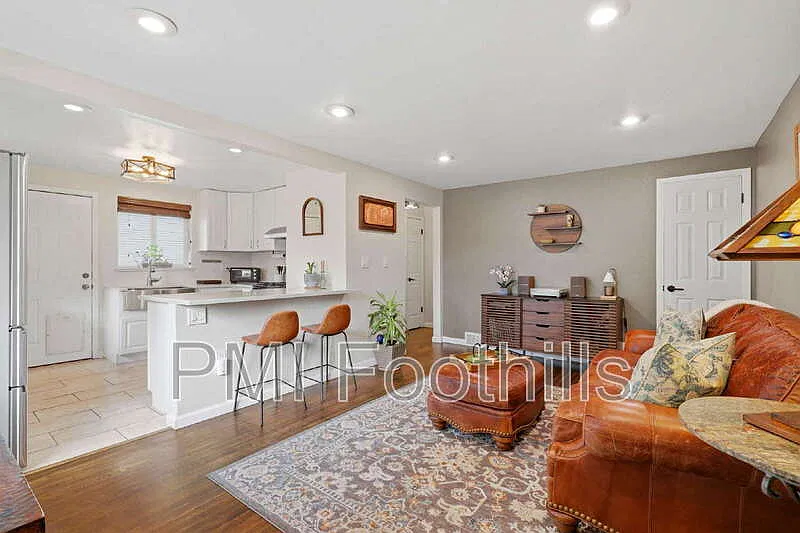 2 bed, 1.0 bath, 731 sqft, $2,247 — Photo 3