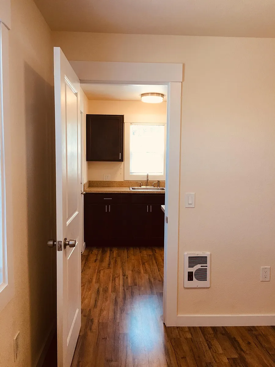 Building Photo - 4550 Lakeshore Blvd #1