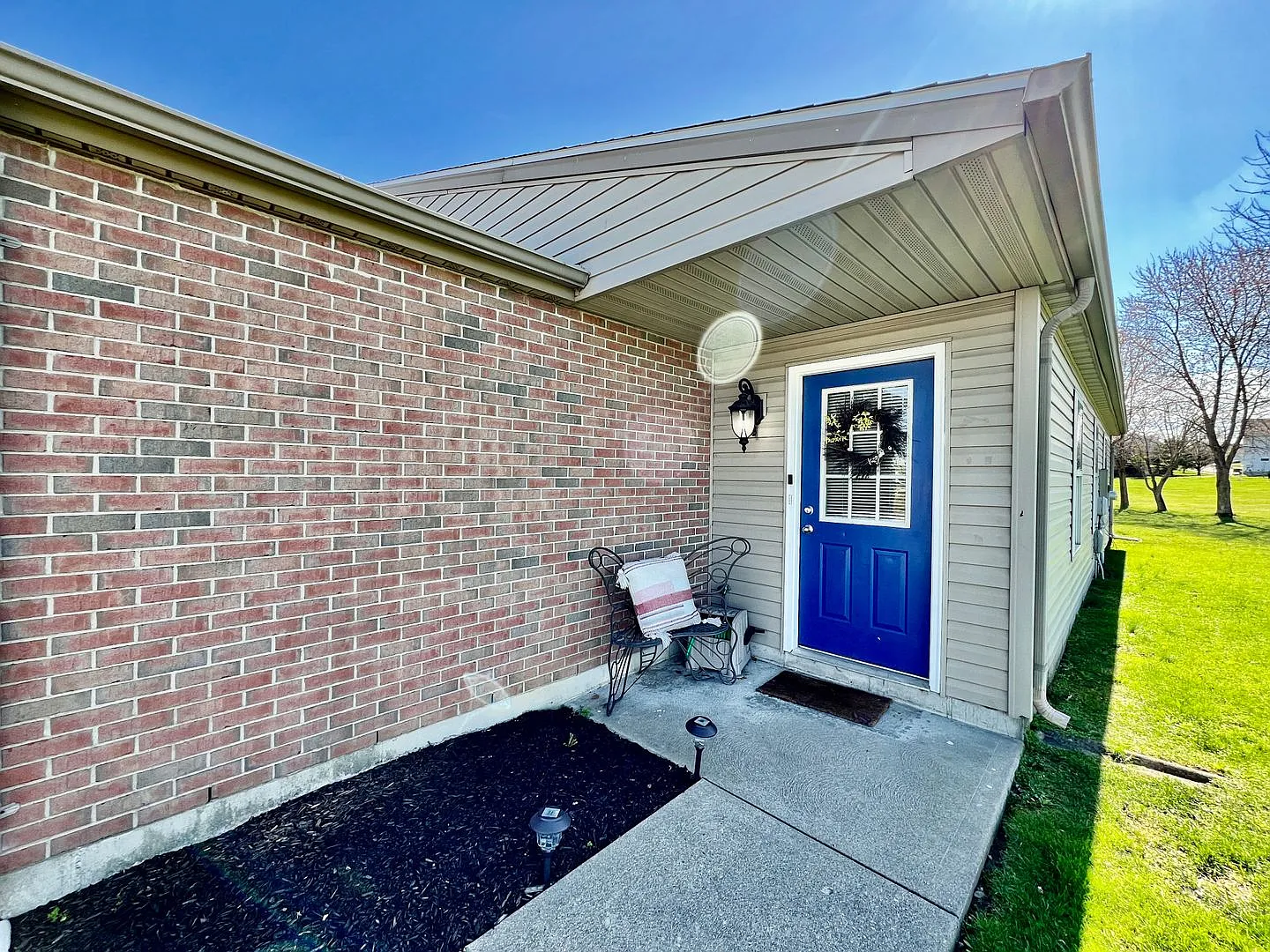 3 Bedroom 1 Bathroom Attached Home — Photo 1