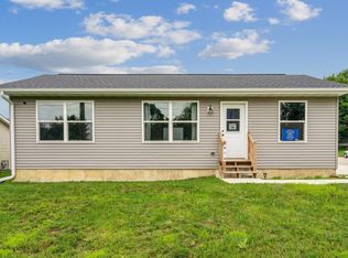 615 5th St NE, Independence, IA 50644