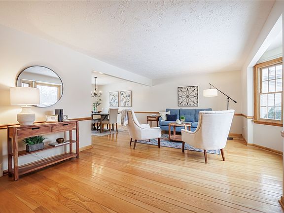 3rd image of 81 Woodedge Ln