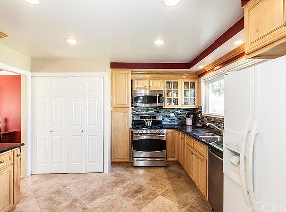 Kitchen w/maple cabinets, upper glass inserts, granite counter tops, SS Bosch dishwasher, GE 5 burne