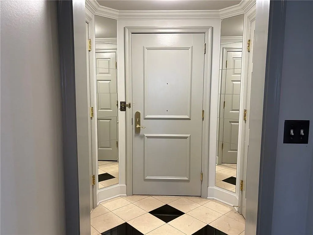 1 bed, 1.0 bath, 988 sqft, $4,000 — Photo 2