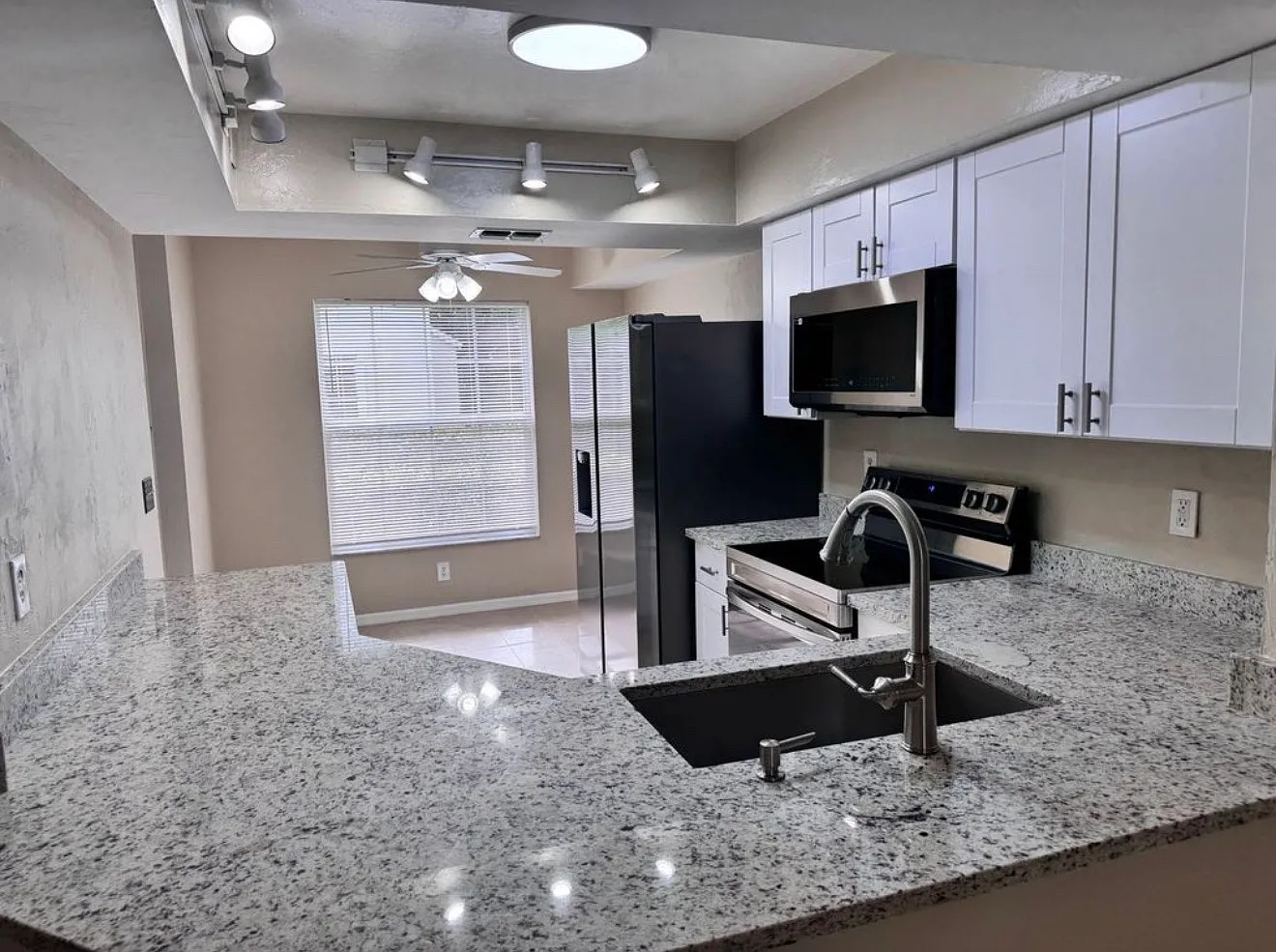 2 bed, 1030 sqft, $1,900 — Photo 3