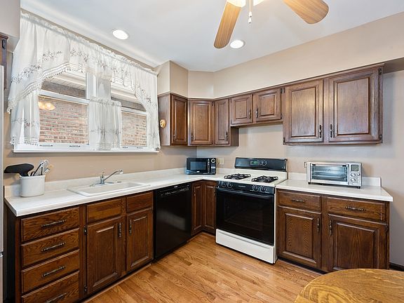 5th image of 3046 N Marmora Ave