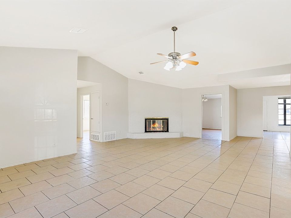 1st image of 425 Cloverdale Ln
