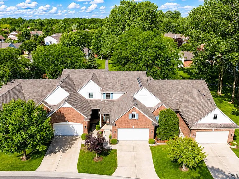 22733 Coachlight Cir — Photo 32