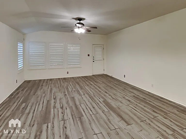 4611 Echo Lake Dr — Photo 3