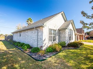 601 Manor Dr, Angleton, TX 77515