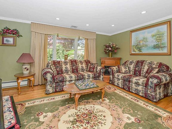 3rd image of 136 Shinnecock Ln