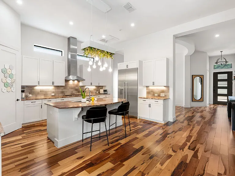 1102 W Monroe St — Photo 11