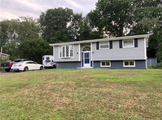 11 Meeting House Ln, Ledyard, CT 06339