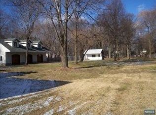 206 Hillcrest Ave, Wyckoff, NJ 07481