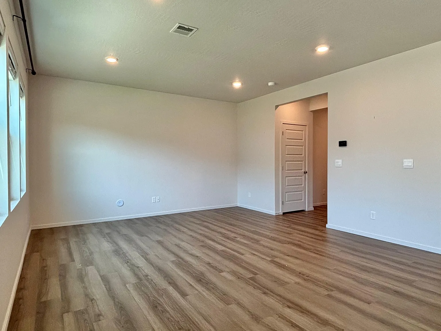 4 bed, 2.5 bath, 1907 sqft, $2,800 — Photo 3