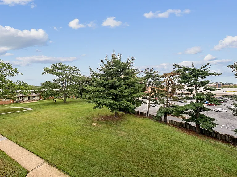 Belcrest Plaza — Photo 16