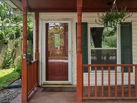4th image of 212 Oakwood St