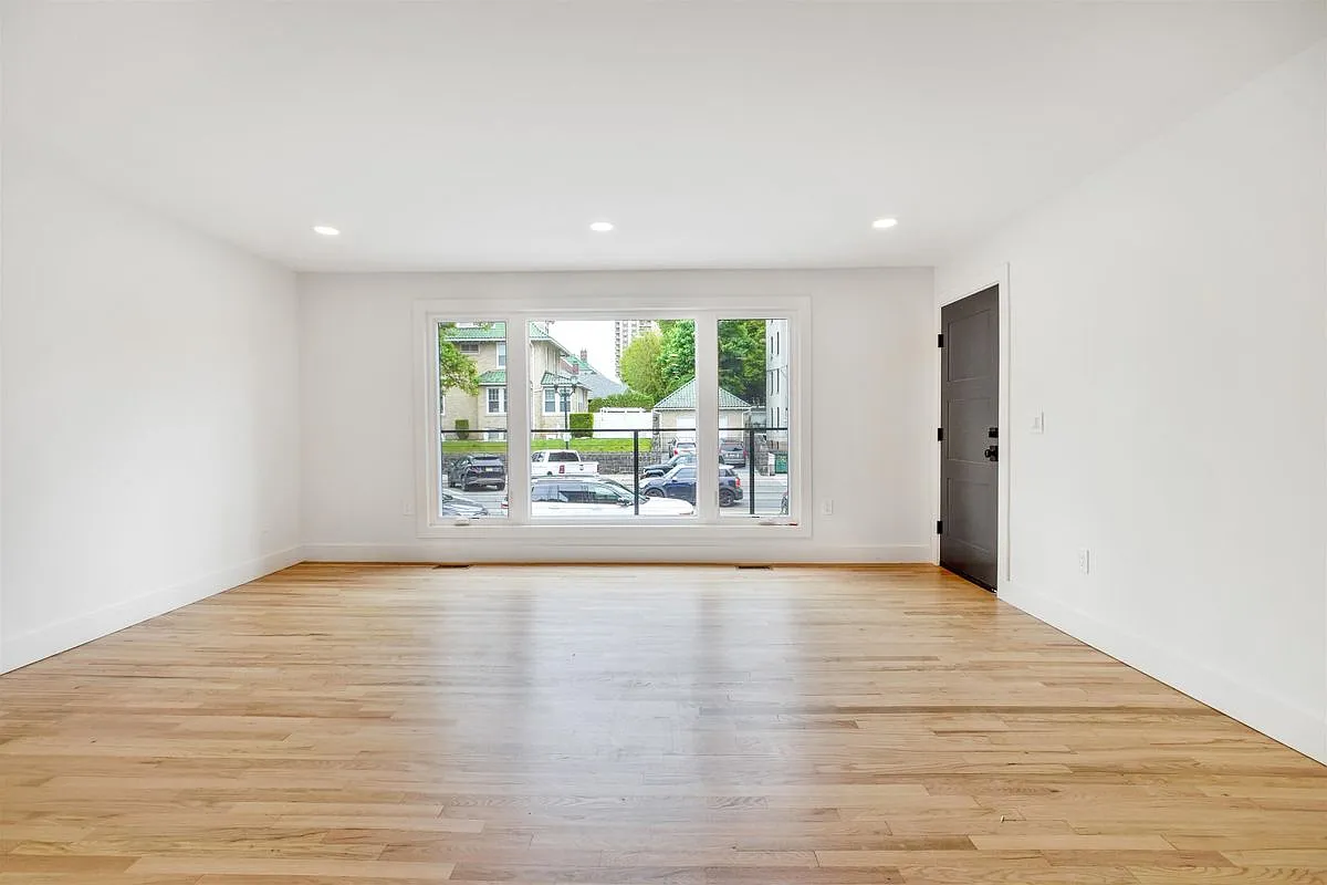 3 bed, 1.5 bath, 1150 sqft, $3,900 — Photo 2