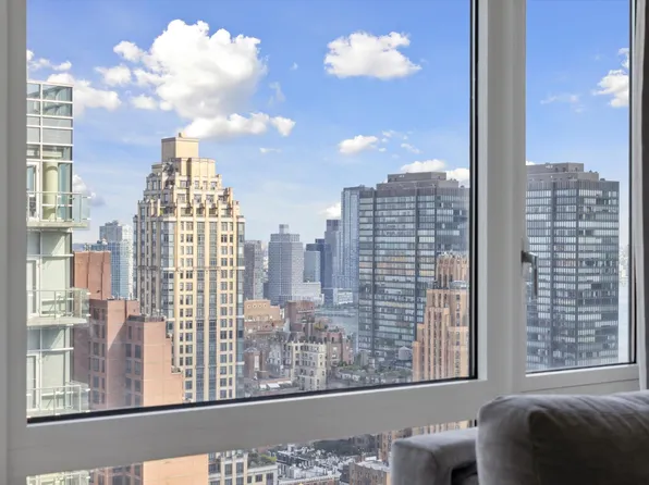 250 East 53rd Street 3303 image 3 of 11