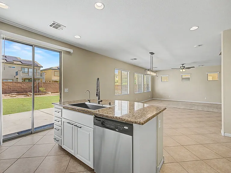4204 Lower Saxon Ave — Photo 11