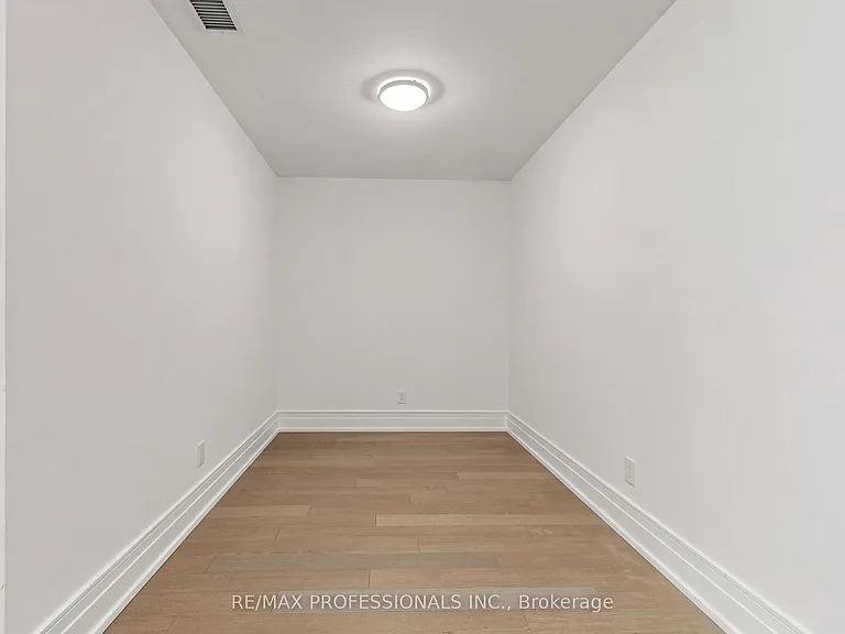 90 Niagara St #311 — Photo 17