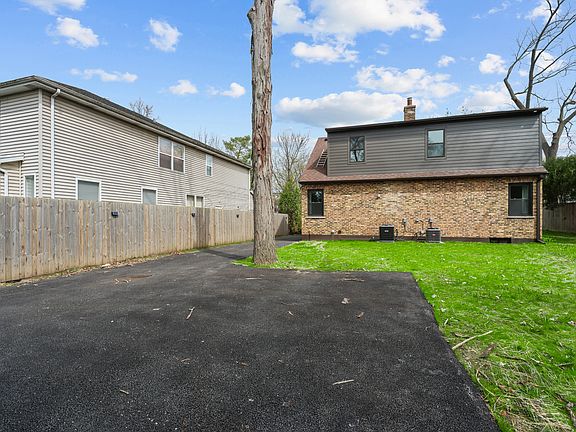 2nd image of 830 Deerfield Rd
