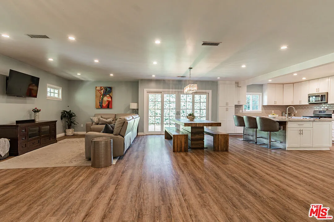3 bed, 2.0 bath, 1527 sqft, $6,000 — Photo 2