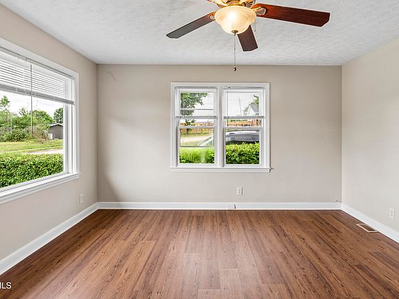 3rd image of 1457 Belmont Dr