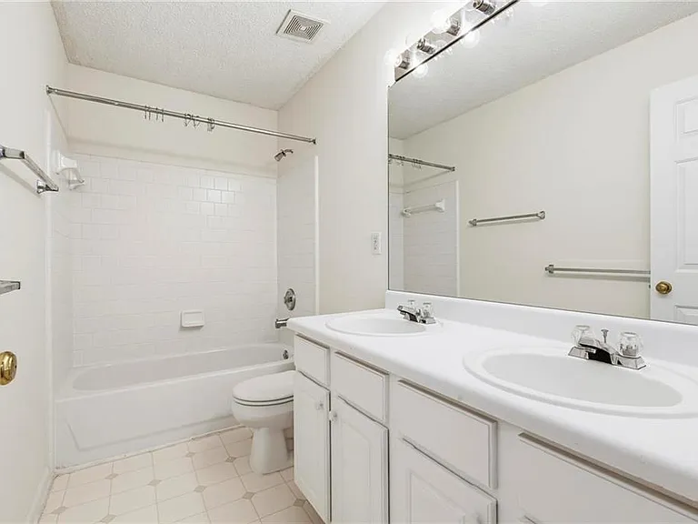 490 Chippenham Ct — Photo 29