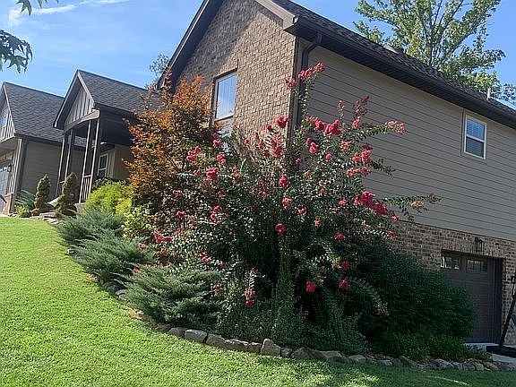 4th image of 832 Holland Dr