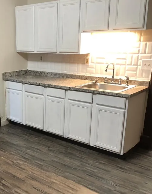 Spacious 3-Bedroom with Washer/Dryer Hookup in Hartford — Photo 1
