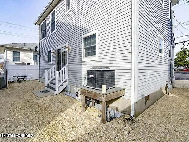 3 bed, 2.5 bath, 1337 sqft, $2,500 — Photo 2