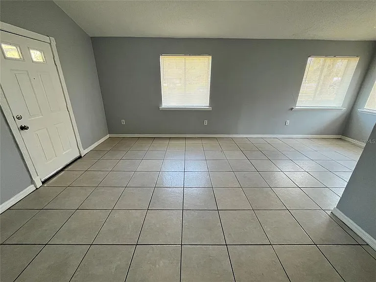 1143 Old South Dr — Photo 2