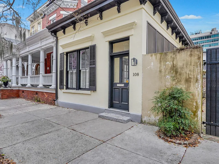 108 E Harris St — Photo 1