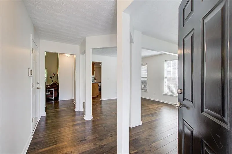 3 bed, 2.5 bath, 1833 sqft, $2,375 — Photo 2