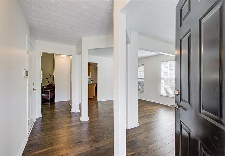 1204 Gates Cir SE — Photo 2