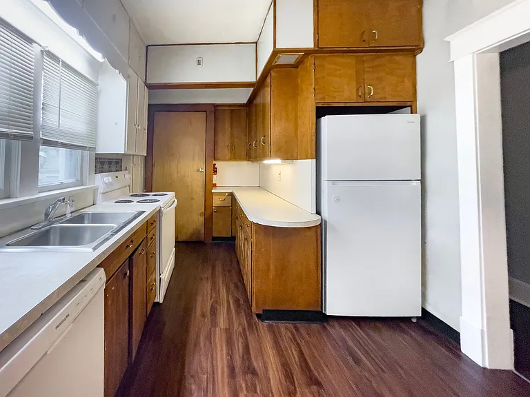 Preleasing For August! Close To Campus — Photo 13