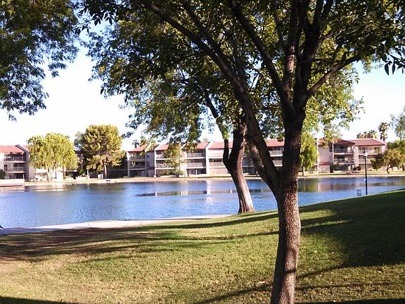 Lake with 1 mile walking pat